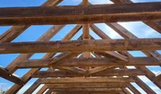 Charpente neuve en chêne dans le savoir-faire et la tradition à Salles la Source