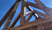 Charpente neuve en chêne dans le savoir-faire et la tradition à Salles la Source