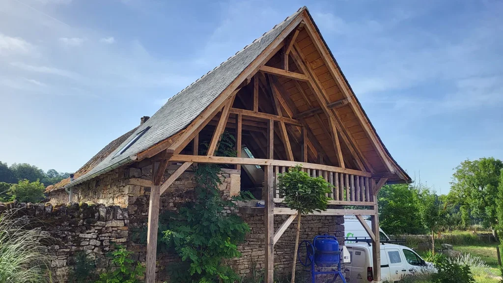 Charpente neuve en chêne dans le savoir-faire et la tradition à Salles la Source