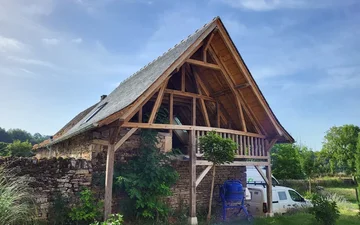 Charpente neuve en chêne dans le savoir-faire et la tradition à Salles la Source