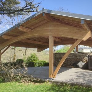 Carport en lamellé-collé douglas cintré couvert en joint debout en zinc, Marcillac Vallon 2022